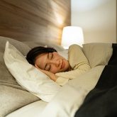 睡眠中の女性